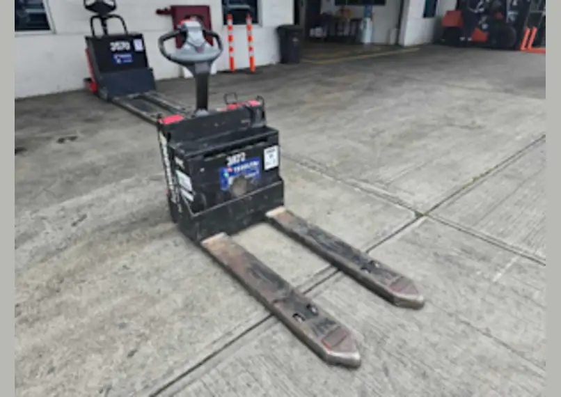 RAYMOND 8210 TRANSPALETA MANUAL ELÉCTRICA